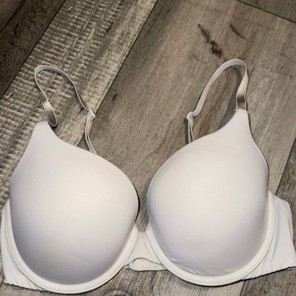 Victoria’s Secret T-shirt, push-up bra,‎ size 34C